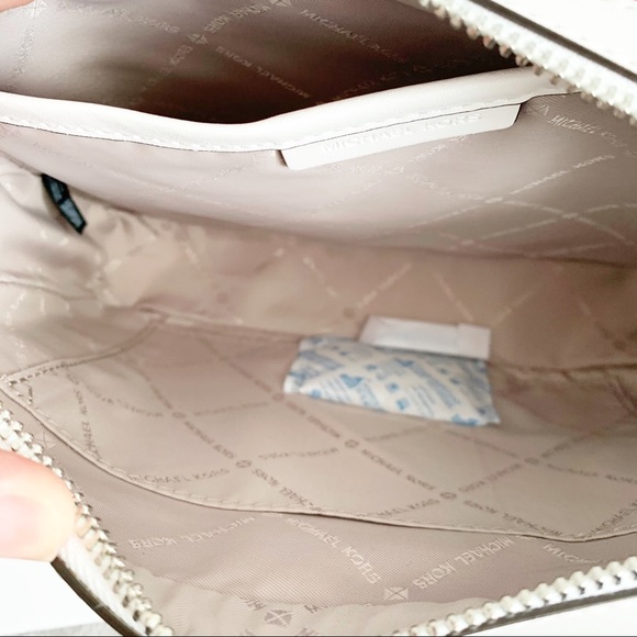 ❤️price firm❤️Michael Kors Debossed Crossbody - Picture 5 of 5